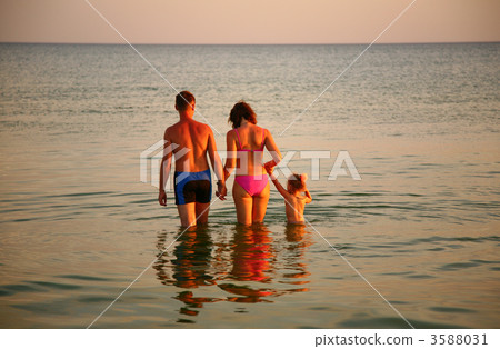 Parents with daughter in sea Parents with daughter in sea 3588031