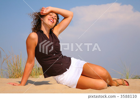 Young beuty woman sit on sand Young beuty woman sit on sand 3588110