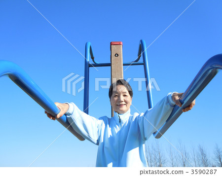 使用健身器材進行肌肉訓練! 使用健身器材進行肌肉訓練! 3590287