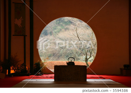 鎌倉一座寺廟的茶館的圓形窗戶 鎌倉一座寺廟的茶館的圓形窗戶 3594386