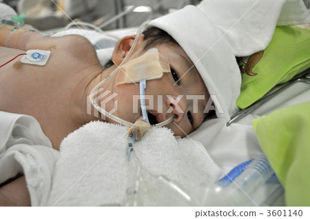 Baby with respirator 3601140