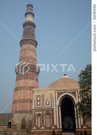 Qutub Minar在德里的廢墟 3606996