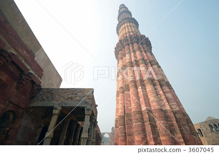 Qutub Minar在德里的廢墟 3607045
