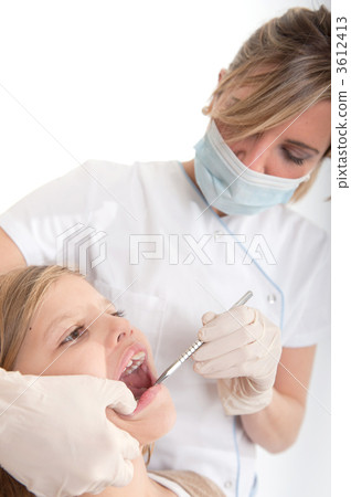 Dentist with kid 3612413