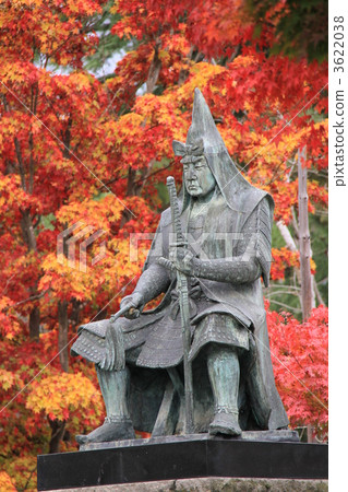 Statue of Kenshin Uesugi and autumn leaves at Yonezawa Castle Ruins (Uesugi Shrine) in Yamagata Prefecture 3622038