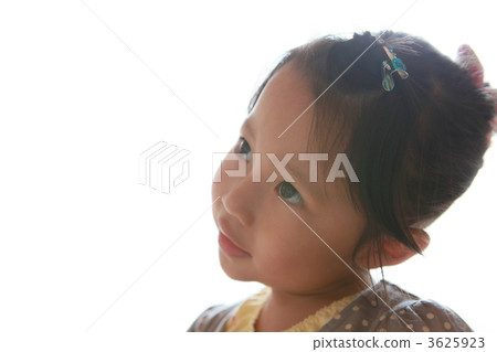 三歲的女孩帶著微笑 3625923