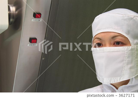 A woman without dust in a clean room 3627171