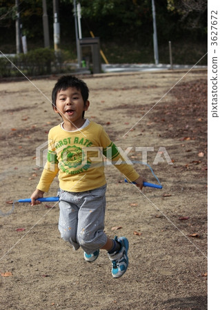 vertical composition, vertical diagram, long sleeves 3627672