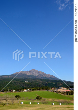 Takachiho Peak in the autumn sky Takachiho Peak in the autumn sky 3629455