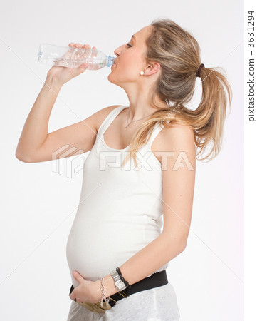 Expectant mother drinking water 3631294