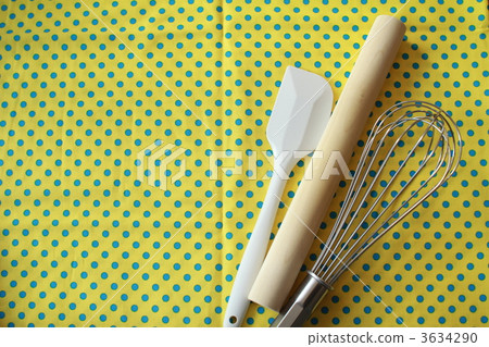 A rubber spatula, a whisk and a rolling pin - image of baking 3634290