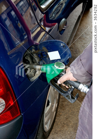 Automobile refuelling 3634292