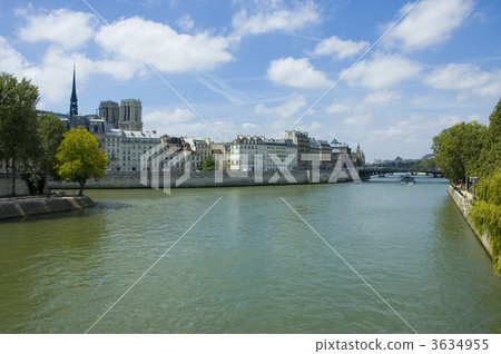 Amazing view of Paris on a fine day 3634955