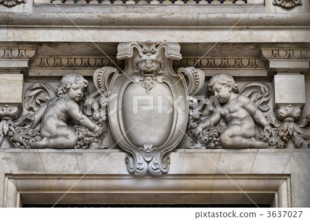 Medallion and cherubs 3637027