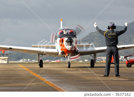 T - 5 training aircraft that starts the engine on the backdrop of a clear mountain in Setouchi at the Maritime Self Defense Force Kogetsu Air Base located in Shimonoseki City, Yamaguchi Prefecture. 3637162