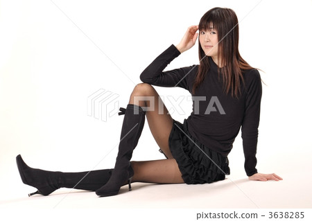 A woman in a mini skirt 3638285