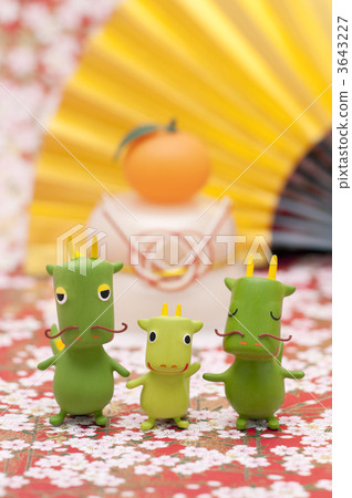 Dragon's family crafts, mirror cake and folding fan 3643227