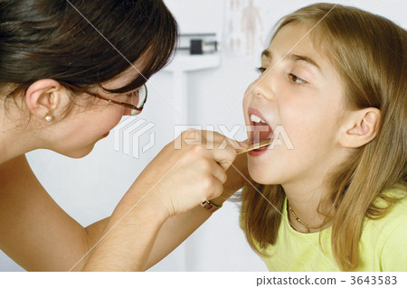 Little girl and doctor 3643583