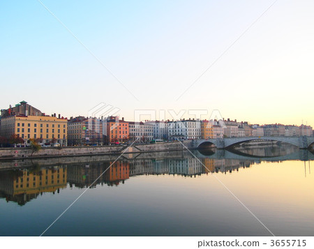 Row河和里昂街道 3655715