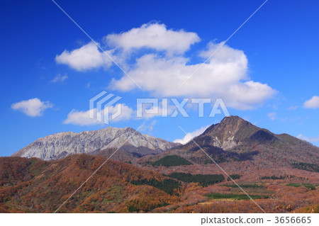 從惡魔看見的秋葉的Oyama和Mt. Karasuyama 從惡魔看見的秋葉的Oyama和Mt. Karasuyama 3656665