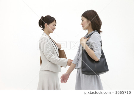 通過彼此的女商人 通過彼此的女商人 3665710