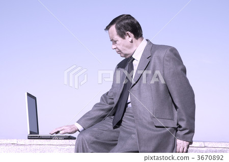 businessman working on the laptop 3670892