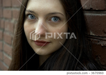 girl with wide-open eyes 3670960