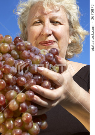 woman with big grape 3670973