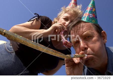 happy noisemakers on the party 3671020