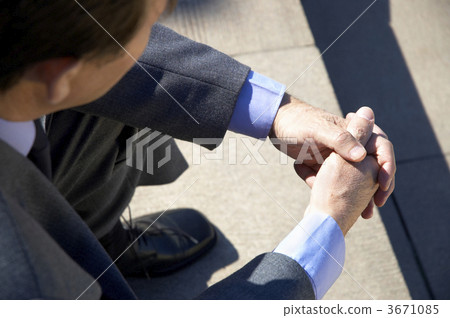 bsinessman outside 3671085