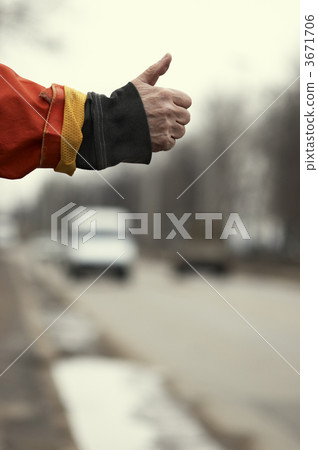 hand and road 3671706