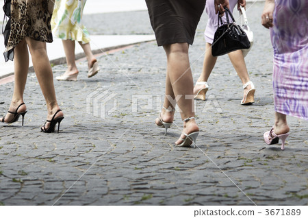 feminine walks 3671889