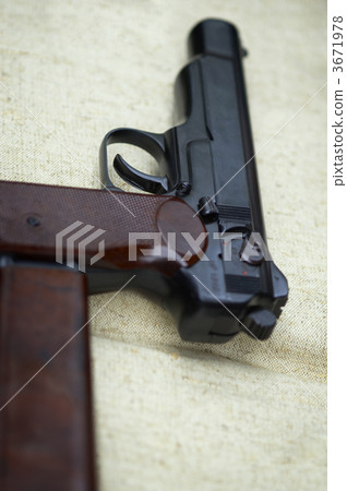 pistol (focus point on the hammer) 3671978