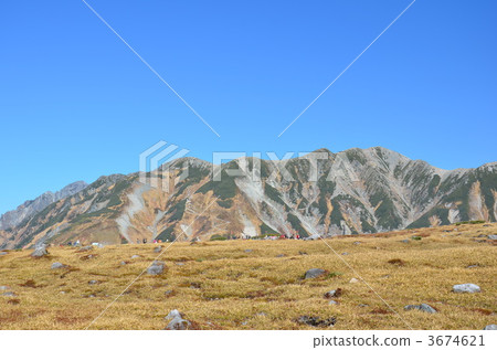 Tateyama mountain range and tourists Tateyama mountain range and tourists 3674621