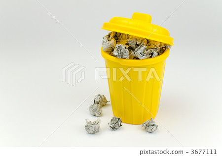 廢紙從垃圾桶裡溢出來 3677111