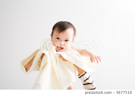 A baby to be lifted 3677510