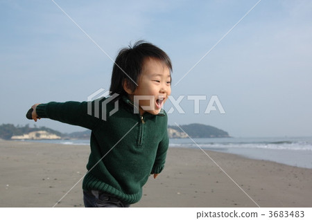 A boy who throws a stone towards the sea 3683483