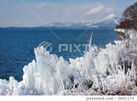在豬苗代湖噴灑冰-2 3691173