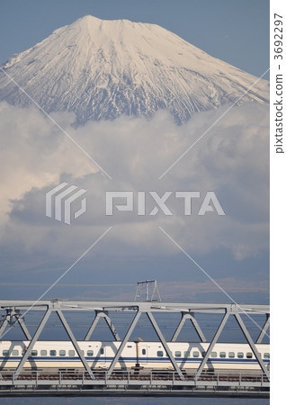 新幹線和富士山 3692297