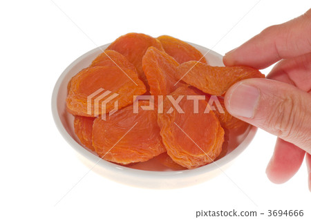 I'm catching a delicious dry apricot 3694666