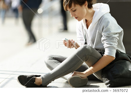 girl with cell-phone 3697072