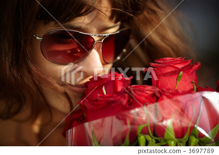 Woman with roses 3697789