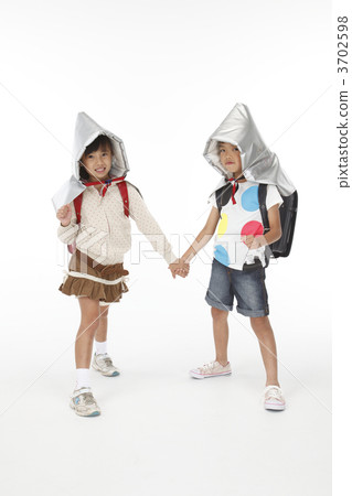 commuting to school, school commute, primary school child 3702598
