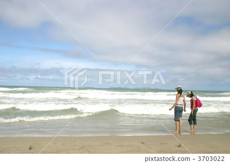 girls at the beach 3703022