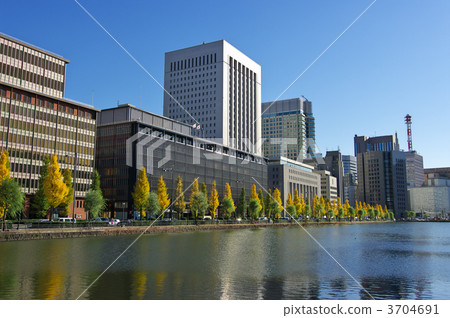 從宮內花園日比谷護城河從丸之內方向到日比谷的建築群 從宮內花園日比谷護城河從丸之內方向到日比谷的建築群 3704691