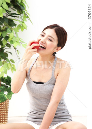 A woman trying to tomato 3704834