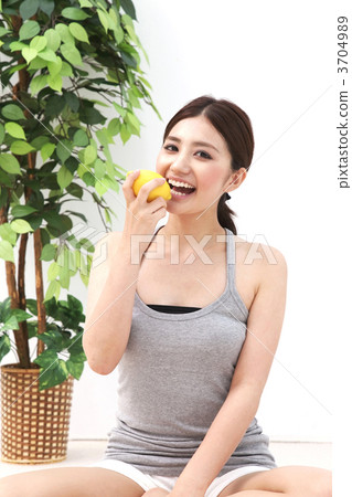 A woman grazing in lemon 3704989