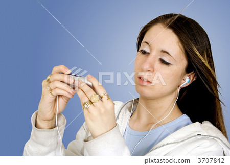 teen listening to music 3707842