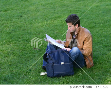 casual student revising - aris 3711302