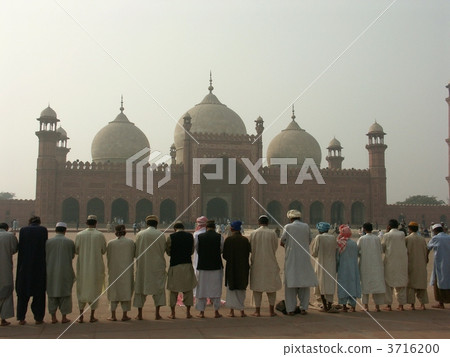 人們在Birdshahi清真寺祈禱 3716200